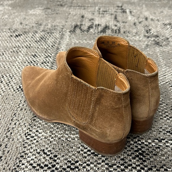 Size 7 booties - Picture 2 of 3